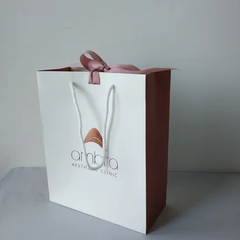500 шт./лот с эко-косметической упаковкой, бумажные пакеты с лентой-бантом, сумка для покупок для розничной торговли с логотипом на заказ для макияжа
