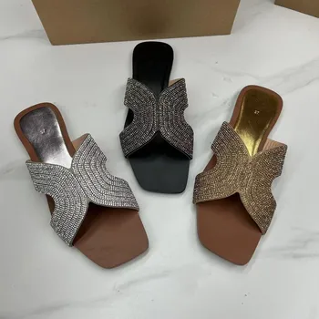 Женская обувь 2023 года, новые квадратные тапочки с открытым носком и стразами для повседневных и универсальных пляжных сандалий на плоской подошве