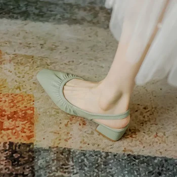 Женщины носят тонкие туфли Mary Jane с квадратным носком и неглубоким выступом на среднем каблуке