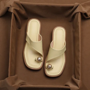 Пляжные сандалии с круглым носком, женские вьетнамки, Летняя новинка 2023 года, модные женские тапочки на низком каблуке с жемчужным украшением и заколкой на носке
